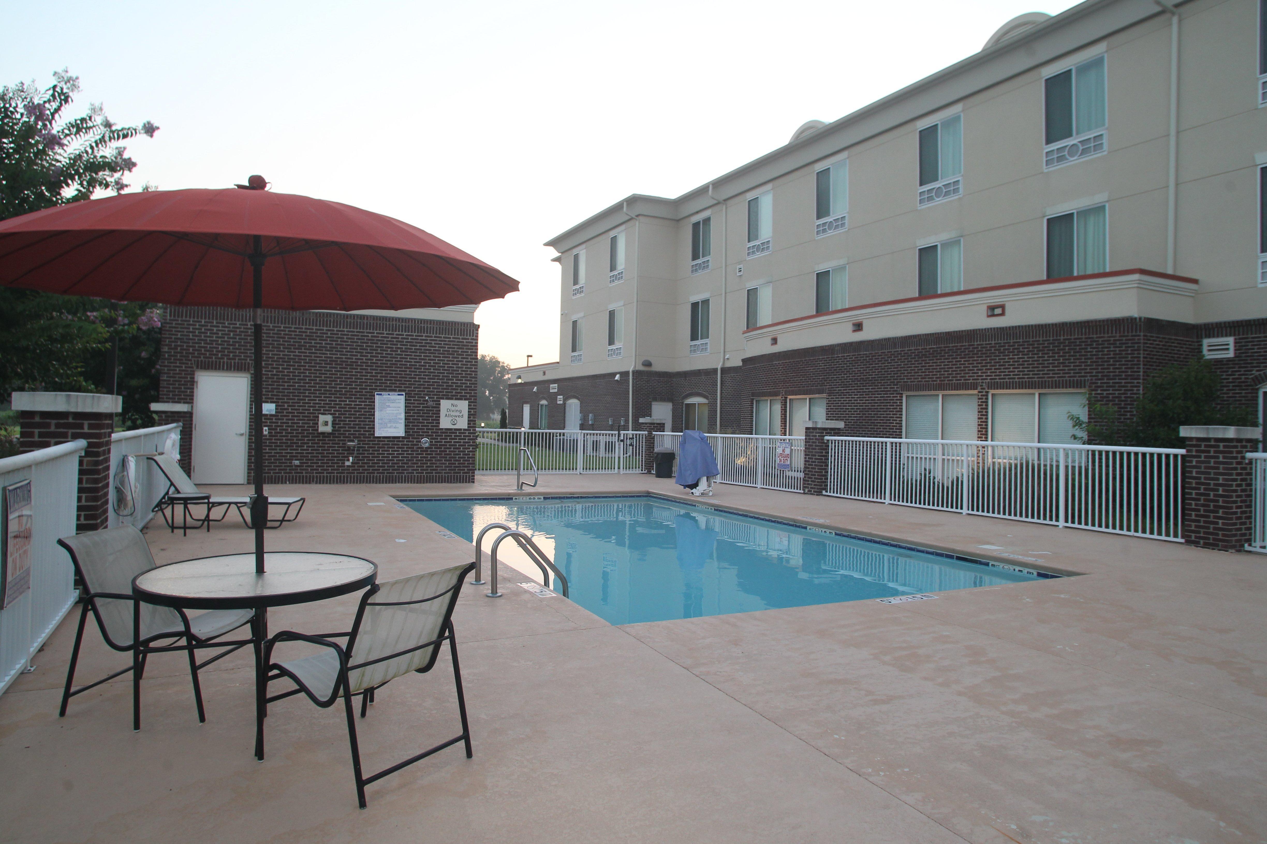 Holiday Inn Express Pembroke By Ihg Exteriör bild
