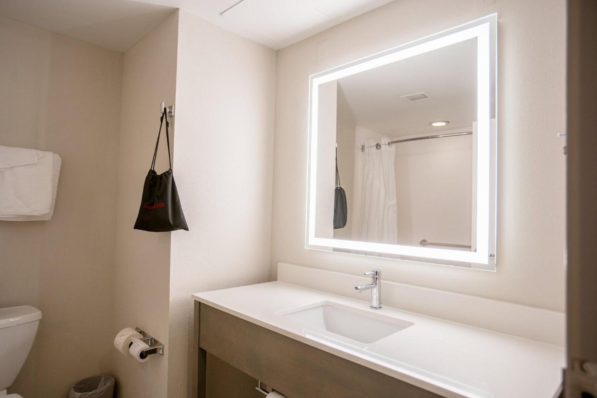 Holiday Inn Express Pembroke By Ihg Exteriör bild