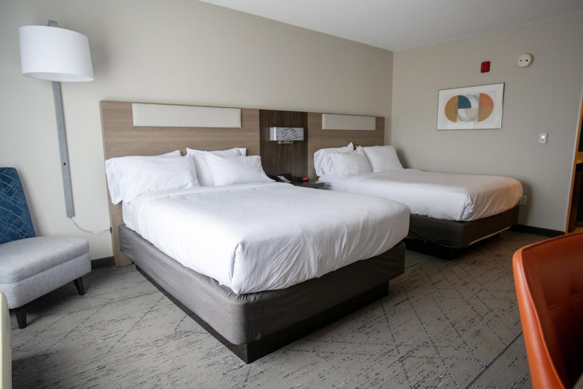 Holiday Inn Express Pembroke By Ihg Exteriör bild