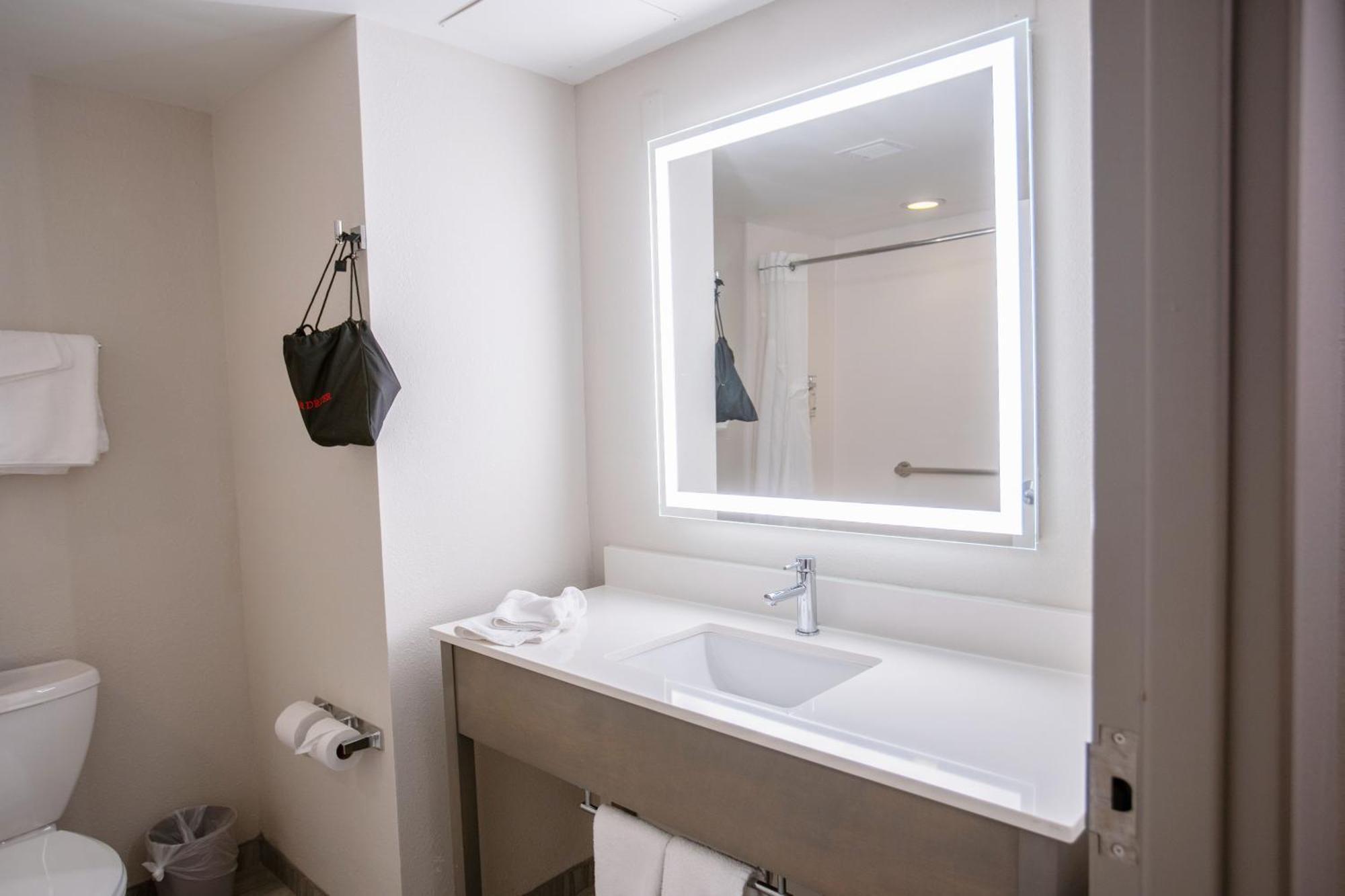 Holiday Inn Express Pembroke By Ihg Exteriör bild