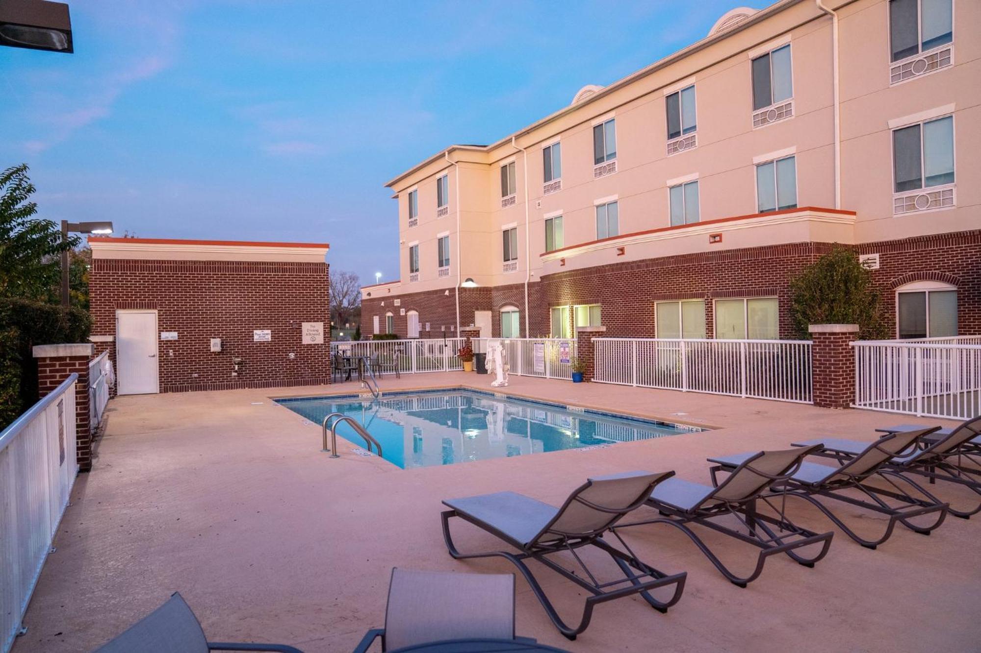 Holiday Inn Express Pembroke By Ihg Exteriör bild