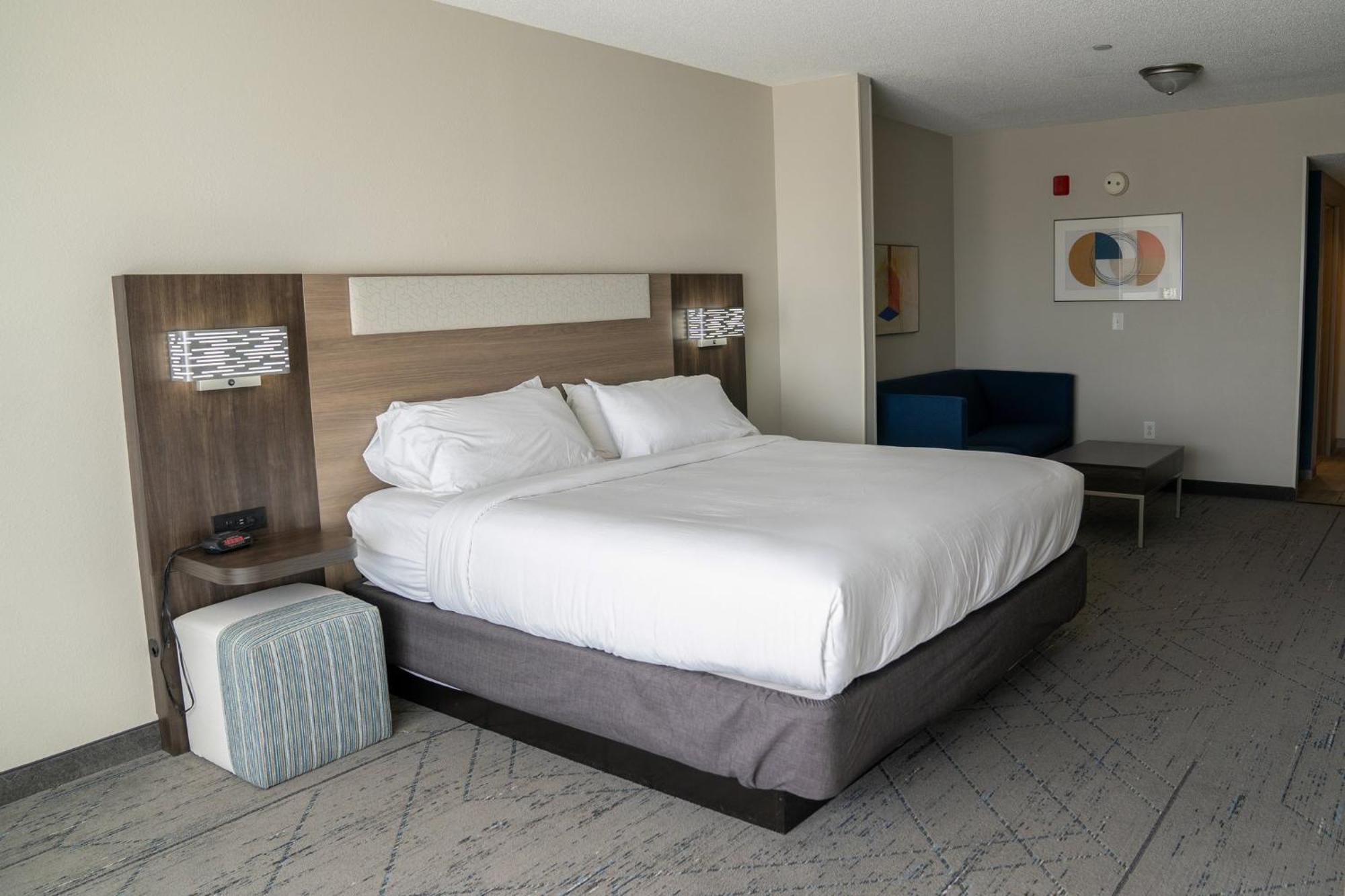 Holiday Inn Express Pembroke By Ihg Exteriör bild