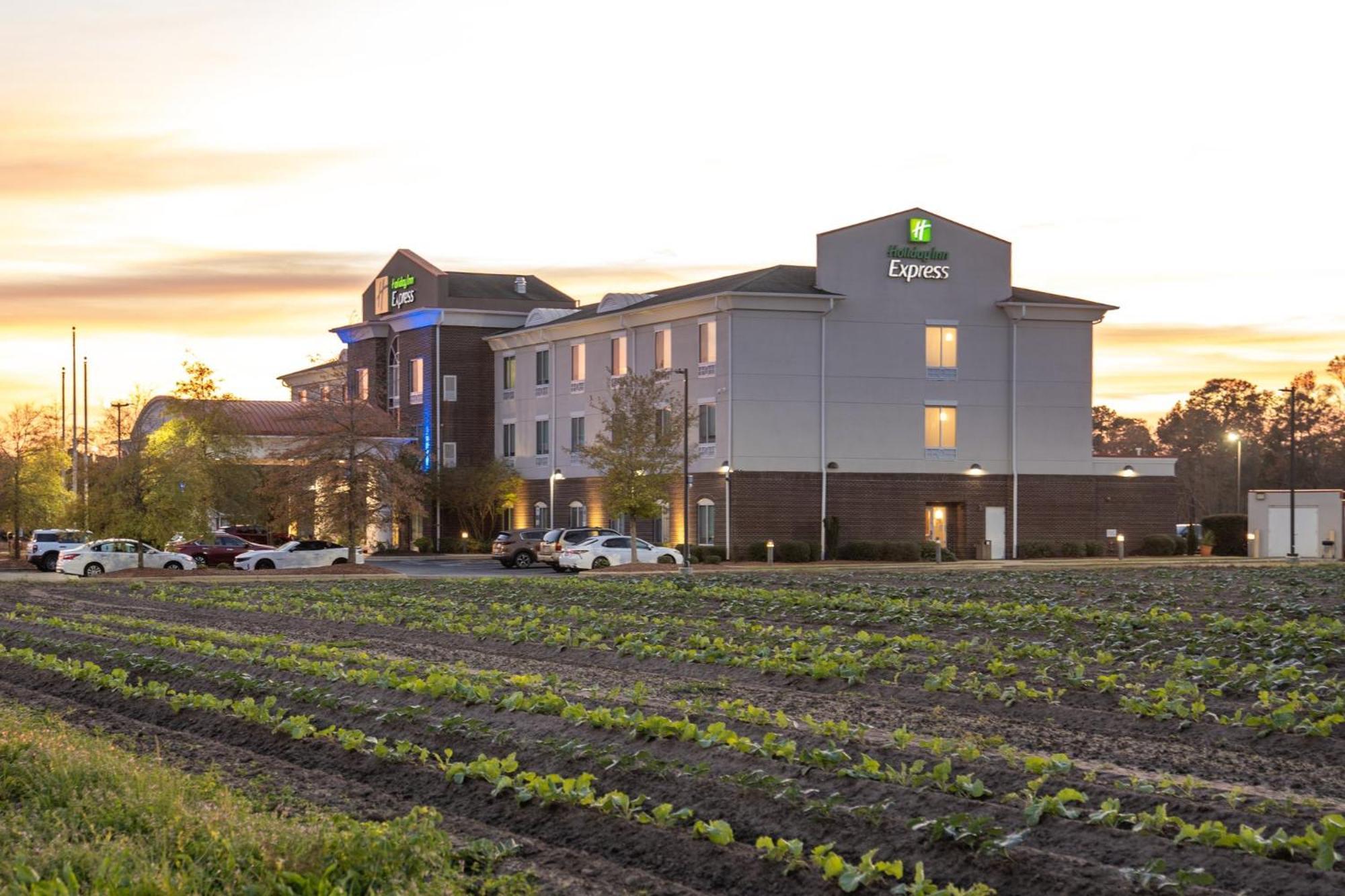 Holiday Inn Express Pembroke By Ihg Exteriör bild