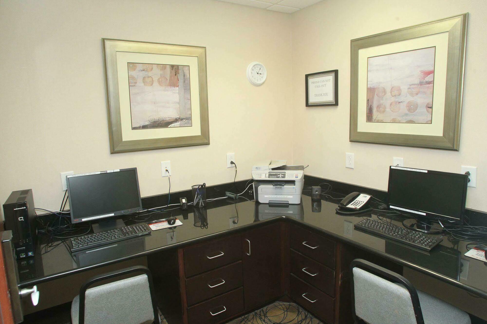 Holiday Inn Express Pembroke By Ihg Exteriör bild